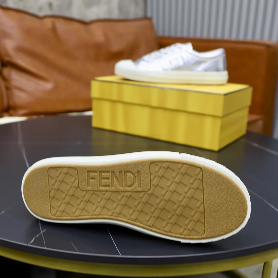 Factory price: 580💰Original order (couple model) Brand: FENDI Fendi🙅‍♂️🙅‍♂️🙅‍♂️ Size: Female 35–40, Male 39-44 (45 can be customized) Grade: Official website genuine Material: Imported original cowhide upper Original comfortable lining TPU wear-resistant lightweight outsole Style category: Loafers New trendy shoes color: actual picture color
